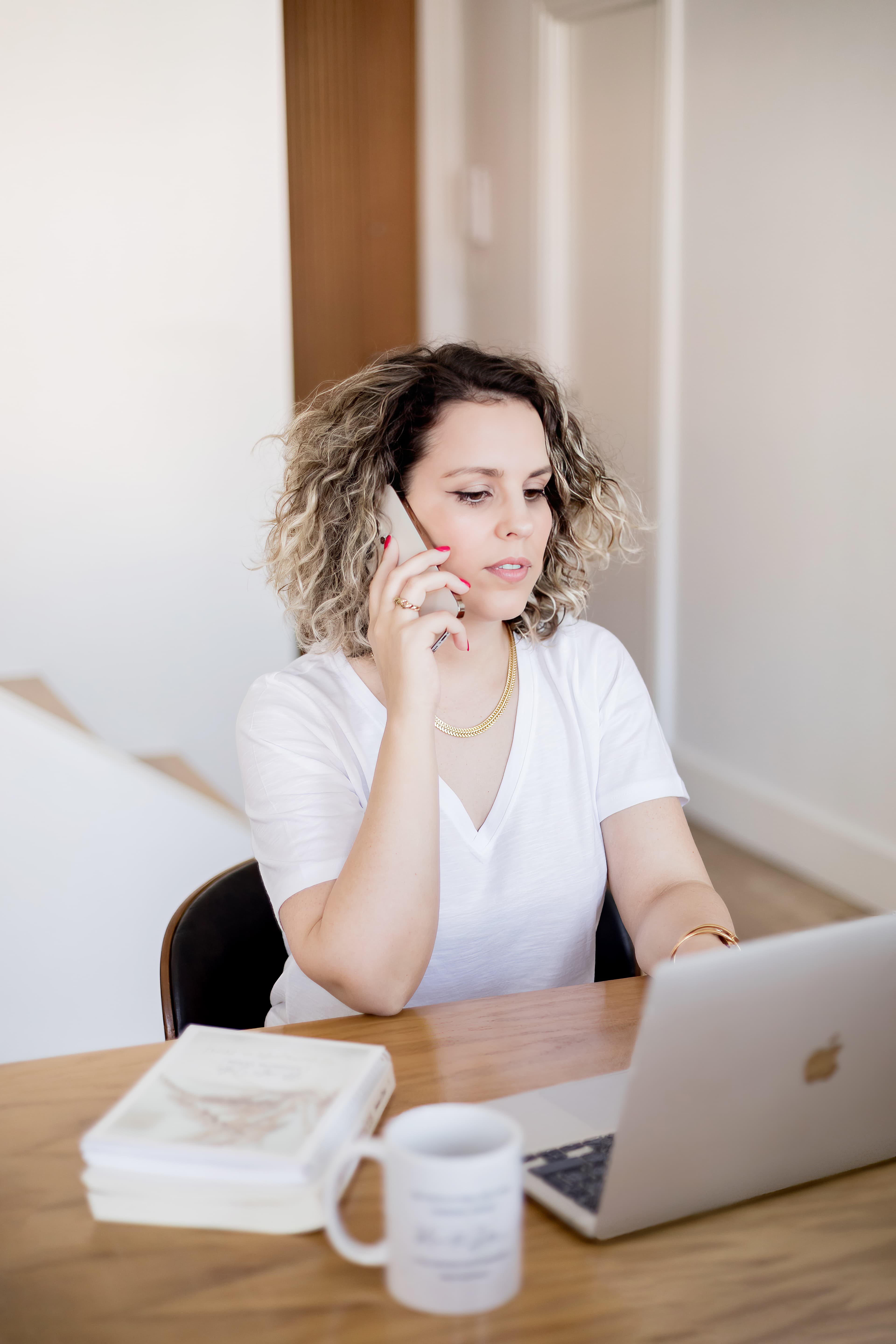 Marta Lobo a trabalhar ao computador e a falar ao telefone